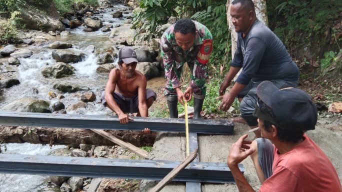 Prajurit Kodam IM perbaiki Jembatan Ds. Deleng Dalam, Kec. Ketambe, Kab. Agara.