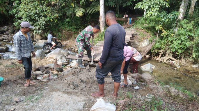 Bantu akses transportasi Pedesaan Prajurit Kodam IM perbaiki Jembatan Ds. Deleng Dalam, Kec. Ketambe, Kab. Agara. 