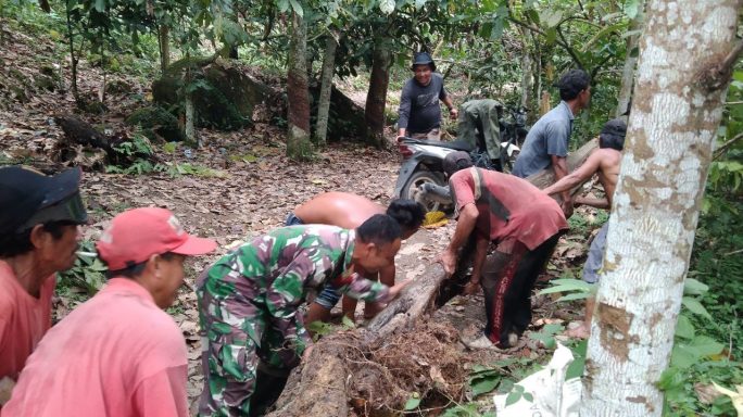 Puluhan Prajurit Kodim 0108/Agara dan masyarakat bantu perbaikan Jembatan Ds. Deleng Dalam, Kec. Ketambe, Kab. Agara.
