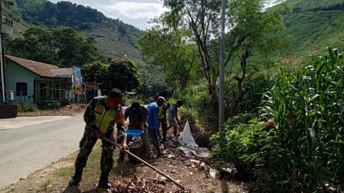 Babinsa Bersama Warga Gotong Royong Bersihkan Saluran Parit