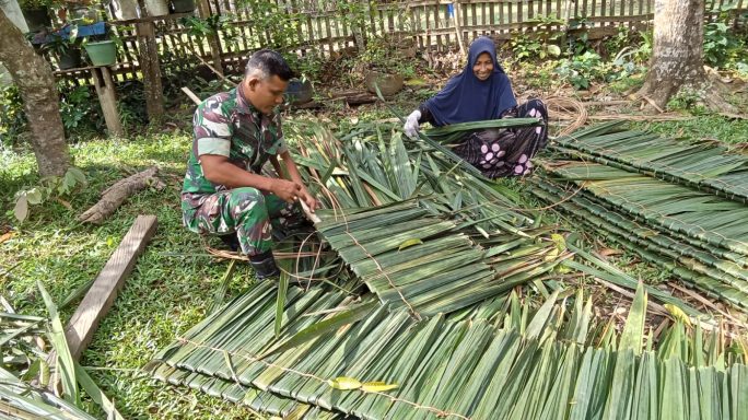 Di Tengah Kesibukan, Babinsa dan Bhabinkamtibmas Luangkan Waktu Berbincang Santai dengan Warga
