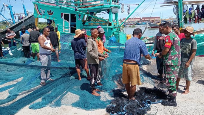 Komsos Kreatif dengan Perbaiki Jaring nelayan, Serda Armen: Sampaikan, Antisipasi Kehadiran Pengungsi Rohingya di Laut
