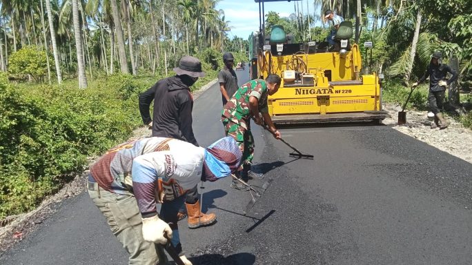 Akses Jalan Tidak sesuai kualitas, Babinsa Muara Tiga Awasi Rekanan Perbaikan Jalan