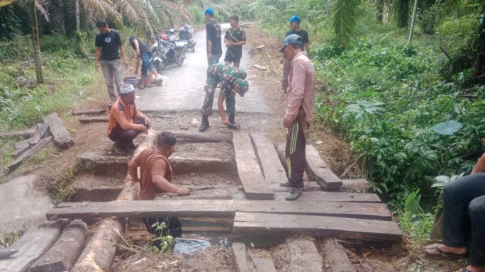 Jembatan Kokoh, Warga Bahagia, Babinsa Bersama Warga Ganti Lantai Jembatan