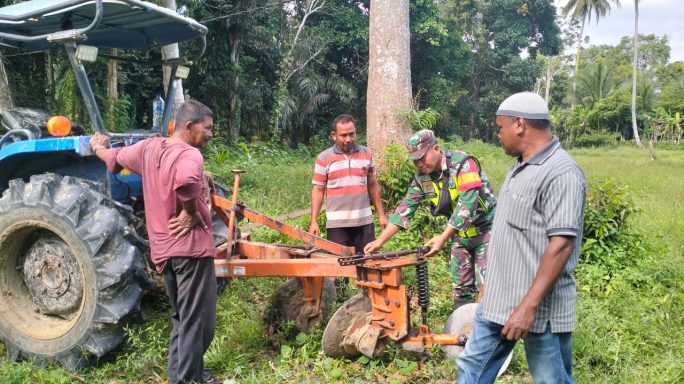 Kesiapan Maksimal : Babinsa dan Petani Bersama Siapkan Traktor untuk Membajak
