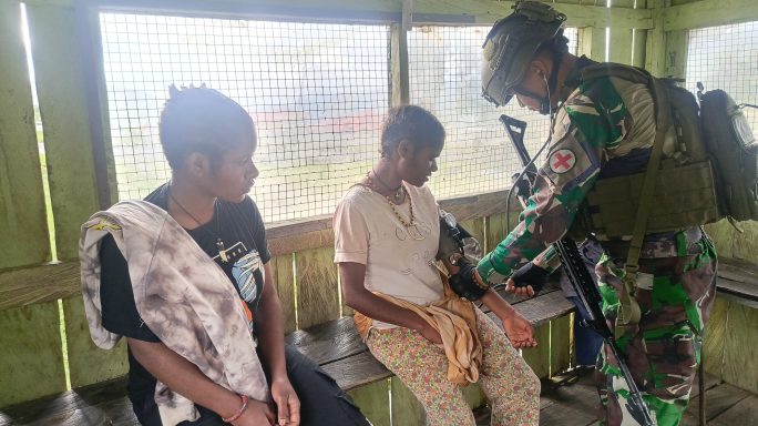 Tim Kesehatan Satgas Pamtas RI-PNG Yonif 112/DJ Gelar Pengobatan Gratis di Pagaleme, Puncak Jaya.
