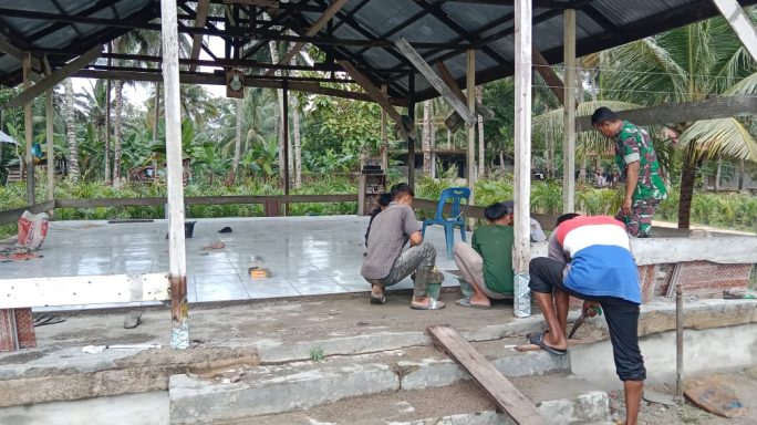 Keramik bantuan Pangdam IM mulai dipasang di Dayah Mu’arifful Fatah Aceh Timur.