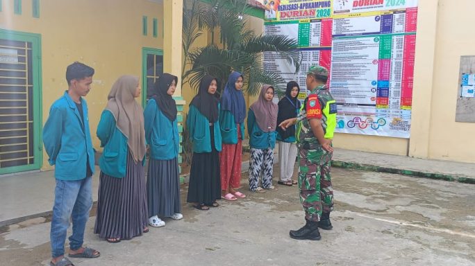Babinsa Koramil 08/ Rantau Bersama Mahasiswa Universitas Al – Muslim Melaksanakan Pembersihan Kantor Desa.