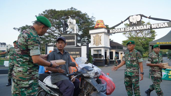 Kodam Iskandar Muda bagi – bagi makan gratis.