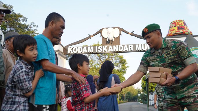 Kodam IM berbagi Lewat Program “Jum’at Berkah”