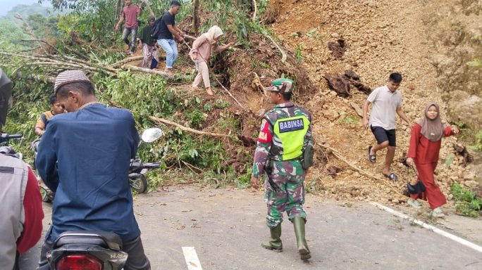 Danramil Peunaron Pimpin Koordinasi Penanganan Longsor, Babinsa Siap di Garis Depan
