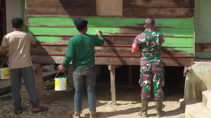 Peduli Sarana Ibadah, Serda Tri Hartono Bantu Pengecatan Balai Pengajian