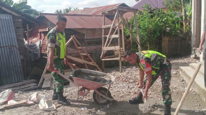 Jalin Kebersamaan Babinsa Gotong Royong Bangun Masjid