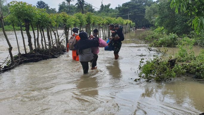 Babinsa evakuasi warga sendang melintasi Jalan karena jalan diterjang banjir