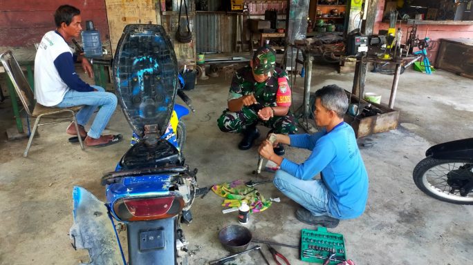 Babinsa Gampong Meunasah Keudee Dukung Pengembangan Usaha Bengkel Las Lokal