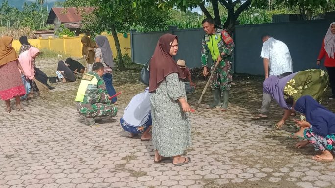 Babinsa Bersama Warga Masyarakat Gotong Royong Bersihkan Masjid