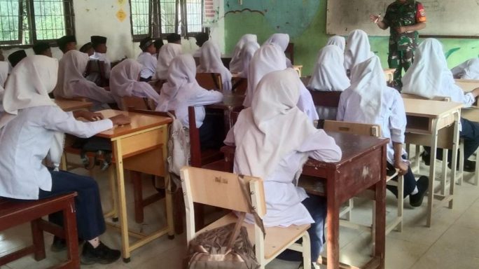 Sertu Eko Purwanto Berikan Materi Wawasan Kebangsaan kepada Siswa SMP Negeri 4 di Aceh Timur