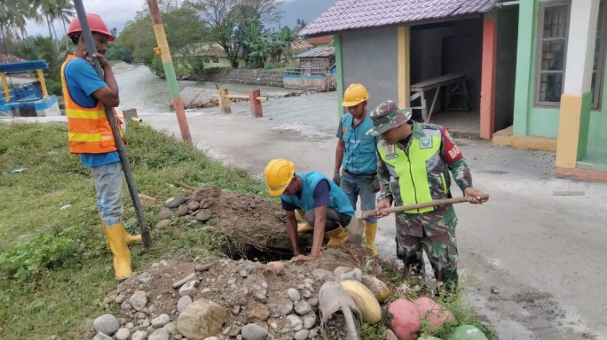 Bukti Kemanunggalan TNI Dengan Rakyat Babinsa Bantu Pekerja PLN