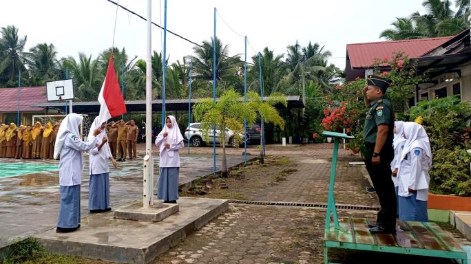 Danramil 20/Darul Kamal Pimpin Upacara Bendera, Ajak Siswa SMK Negeri 1 Darul Kamal Jaga Persatuan dan Kesatuan Bangsa