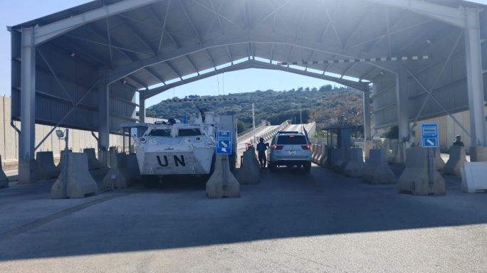 Praka Fahrul Rozi jaga keamanan di Gate Area Green Hill, Lebanon.