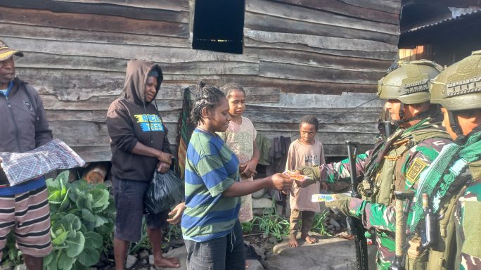 Satgas Yonif 112/DJ Bantu Warga Kampung 55 Pruleme, Distrik Mulia, Kab. Puncak Jaya.