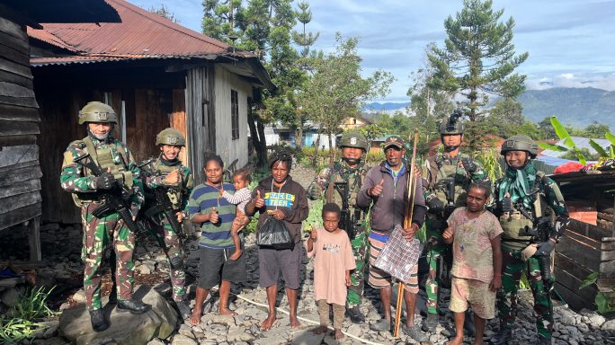 Satgas Yonif 112/DJ Bagikan bantuan berupa pakaian layak pakai dan Kalung Rosario Bagi warga Kampung 55 Pruleme, Distrik Mulia, Kab. Puncak Jaya.