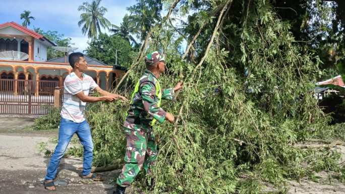 Aksi Nyata: Serda Nurdin dan Masyarakat Cegah Bahaya Kabel Listrik