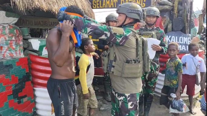 Peduli Sesama, Satgas Pamtas Yonif 112/DJ Salurkan Bantuan Pakaian kepada Warga Tinggi Nambut Puncak Jaya.