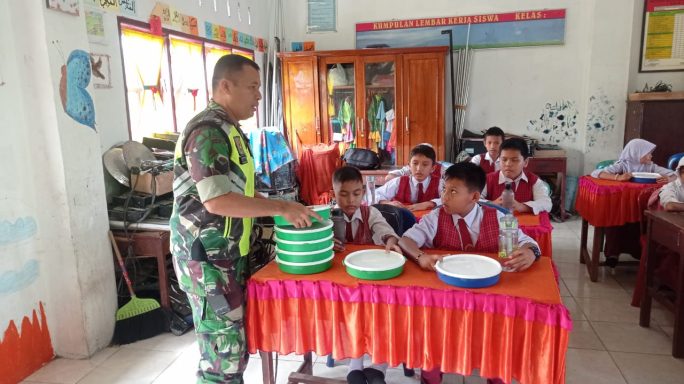 Babinsa Koramil 07/Kejuruan Muda Dampingi Pembagian Makanan Makan Sehat Bergizi