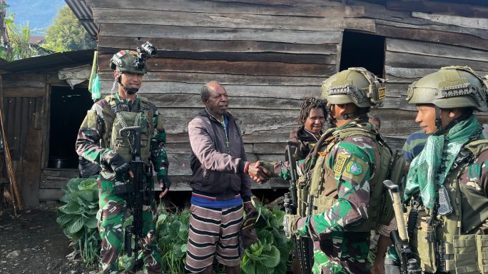 Satgas Yonif 112/DJ laksanakan Anjangsana dng warga Kampung 55 Pruleme, Distrik Mulia, Kab. Puncak Jaya.