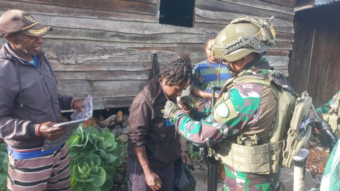 Satgas Yonif 112/DJ sapa Warga Kampung 55 Pruleme, Distrik Mulia, Kab. Puncak Jaya.