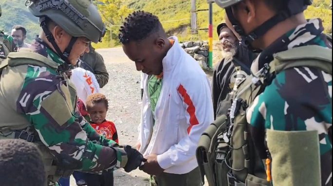 Pererat Silaturahmi dengan Warga, Satgas Pamtas RI-PNG Yonif 112/DJ Gelar Bakti Sosial di Kampung Jigobak Puncak Jaya.