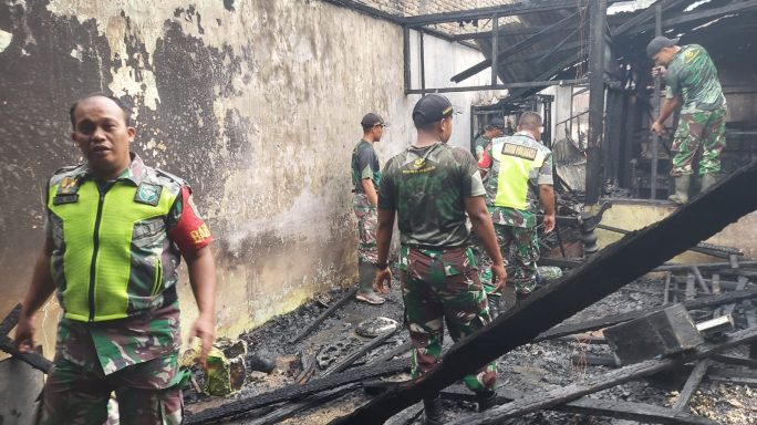 Pasca Terbakarnya Rumah, Babinsa Bersama Warga Bantu Bersihkan Puing