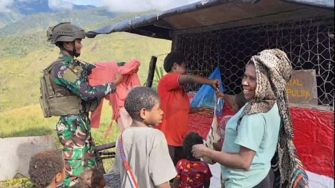 Satgas Pamtas RI-PNG Yonif 112/DJ Bagikan Pakaian untuk Warga Tinggi Nambut Puncak Jaya.