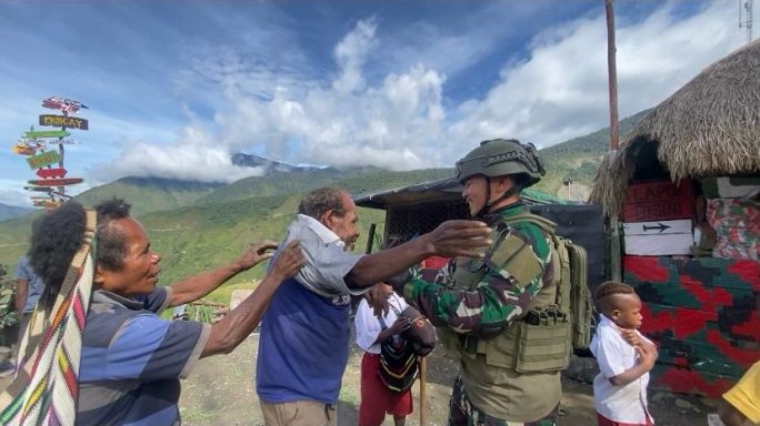 Satgas Pamtas RI-PNG Yonif 112/DJ Terus Berkontribusi, Berbagi untuk Warga Papua di Kampung Jigobak Puncak Jaya.