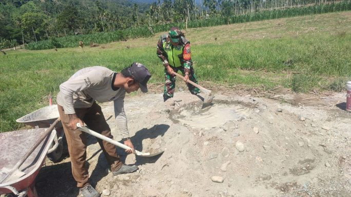 Babinsa Bersama Warga Gotong Royong Bangun Dayah Pengajian di Desa Binaan