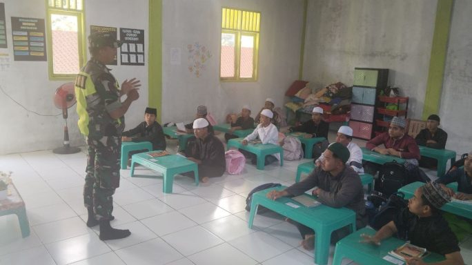 BABINSA KORAMIL 0108-07/SEMADAM BERIKAN WAWASAN KEBANGSAAN  KE SANTRI PESANTREN DI WILAYAH BINAAN