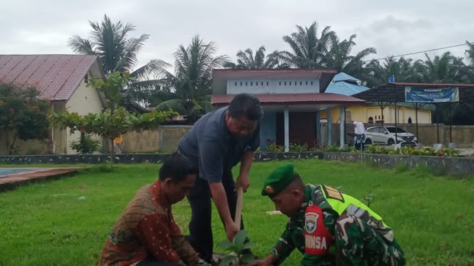 Babinsa Koramil 0108-06/Babul Rahmah Laksanakan Penghijauan Di Lingkungan Sekolah Di Wilayah Binaan