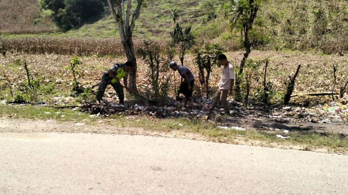 Babinsa Posramil Leuser  Gotong Royong Bersihkan Sampah