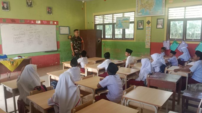 Babinsa Masuk Sekolah: Sertu Yayat Supriatna Ajak Murid SDN 02 Arul Pinang Hormati Guru dan Berani Bermimpi