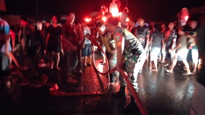 Personil Babinsa Bersama Warga Berjibaku Padamkan Api