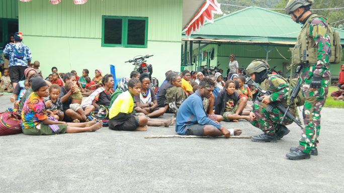 Satgas Yonif 112/DJ bantu korban konflik Pilkada di Puncak Jaya.