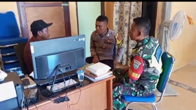 Babinsa Dan Bhabinkamtibmas Laksanakan Puldata Ter Kantor Desa Alur Tani Satu