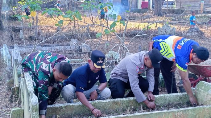 Bersih Makam: Tradisi Dan Kearifan Lokal Berwawasan Lingkungan