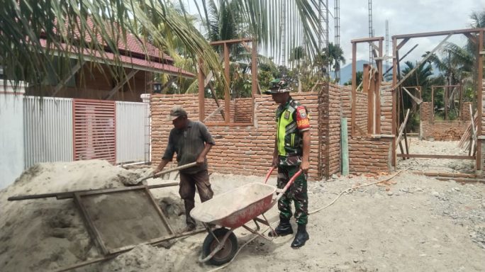 Wujudkan Kemanunggalan TNI AD Bersama Rakyat, Babinsa Posramil Deleng Pokhkisen Sertu Abi Na’im Bantu Masyarakat Desa Binaan Renovasi Rumah