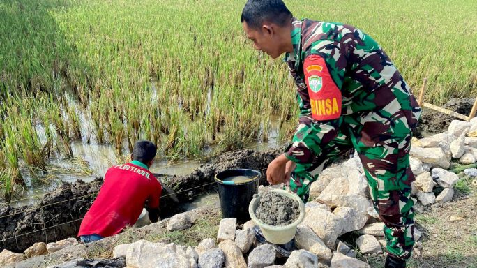 Babinsa Gampong Lamteube Mon Ara Bersama Warga Bahu-Membahu Bangun Parit