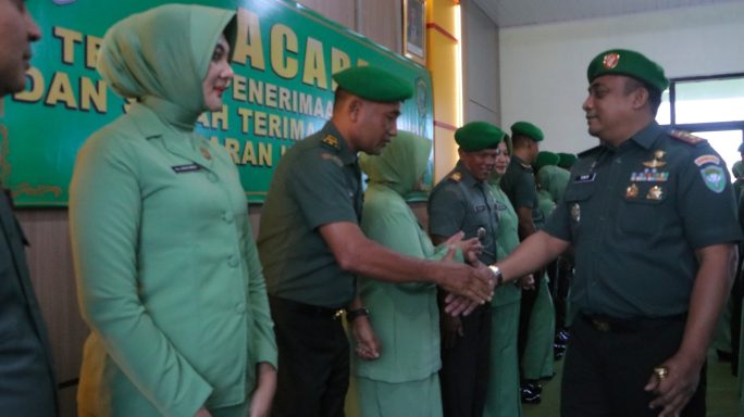 Dandim 0104/Atim Pimpin Tradisi Penerimaan Warga Baru dan Serah Terima Jabatan Perwira