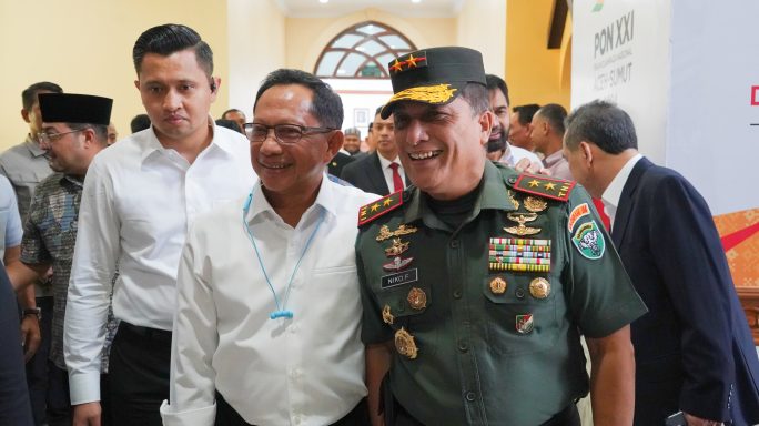Pangdam IM Beserta Forkopimda Antar Kepulangan Mendagri dan Menekraf di Bandara SIM.