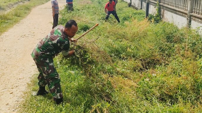 TNI Manunggal dengan Rakyat:Babinsa Koramil 08/Simpang Ulim Pimpin Gotong Royong