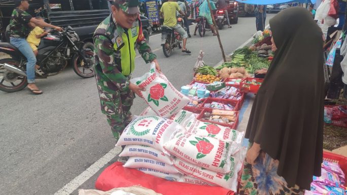 Babinsa Rutin Cek Harga Sembako Di Pekan Mingguan Wilayah Binaan